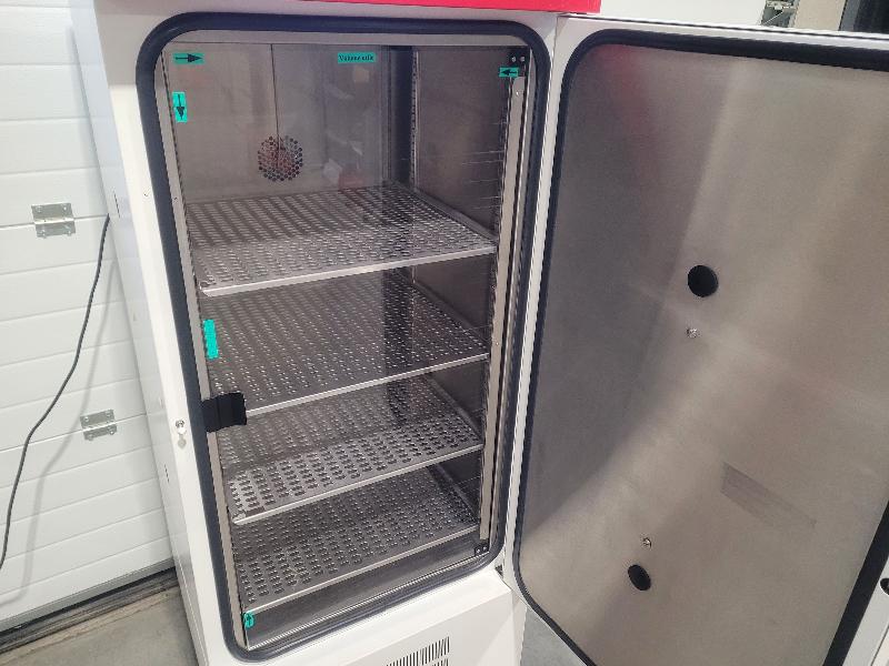 Incubateur réfrigéré avec 4 étagères perforées en acier inoxydable