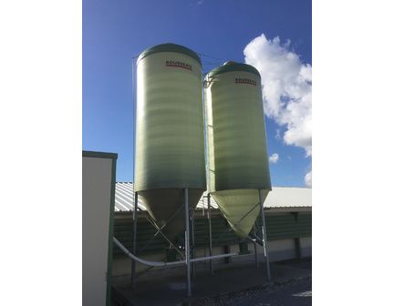 Silo pour élevage avec châssis 4 pieds et fixation au sol