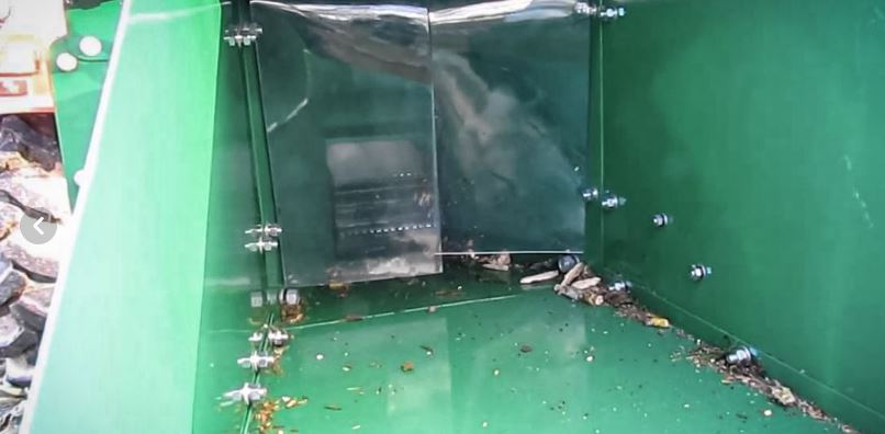 Broyeur de branches avec rotor équipé de couteaux réversibles