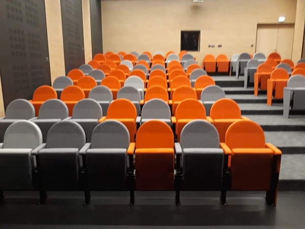 Fauteuil  de théâtre et de salles de spectacles à piétement latéral avec Accoudoir commun type manchette pour ERP - MAILLAN._5
