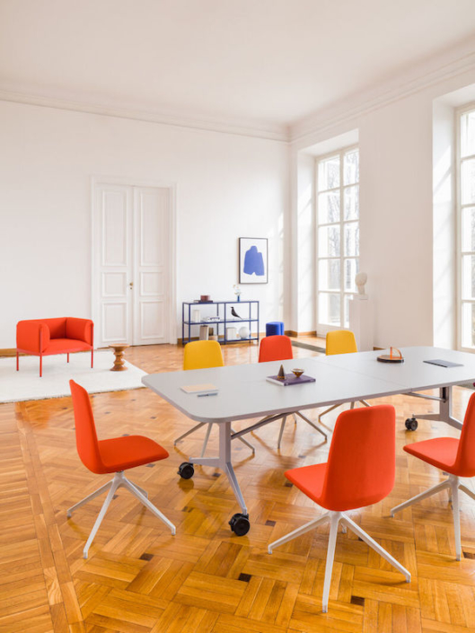 Table modulable et pliante, idéale pour les réunions, conférences ou séminaires, adaptée aussi bien aux PME qu'aux grandes entreprises_4