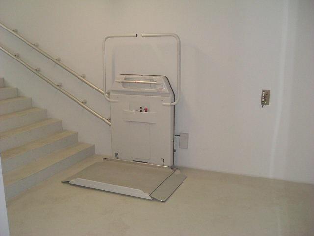 Plateformes monte escalier intérieur/extérieur - pour escaliers tournants - sur batteries - personnalisable -  Cama HL6_4