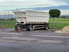 Benne avec portes doubles vantaux et charnières graissables