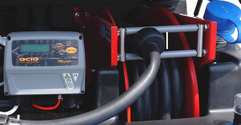 GIANTank - Cuve AdBlue Emiliana Serbatoi - 3300L avec double conteneur de sécurité et équipements avancés_4