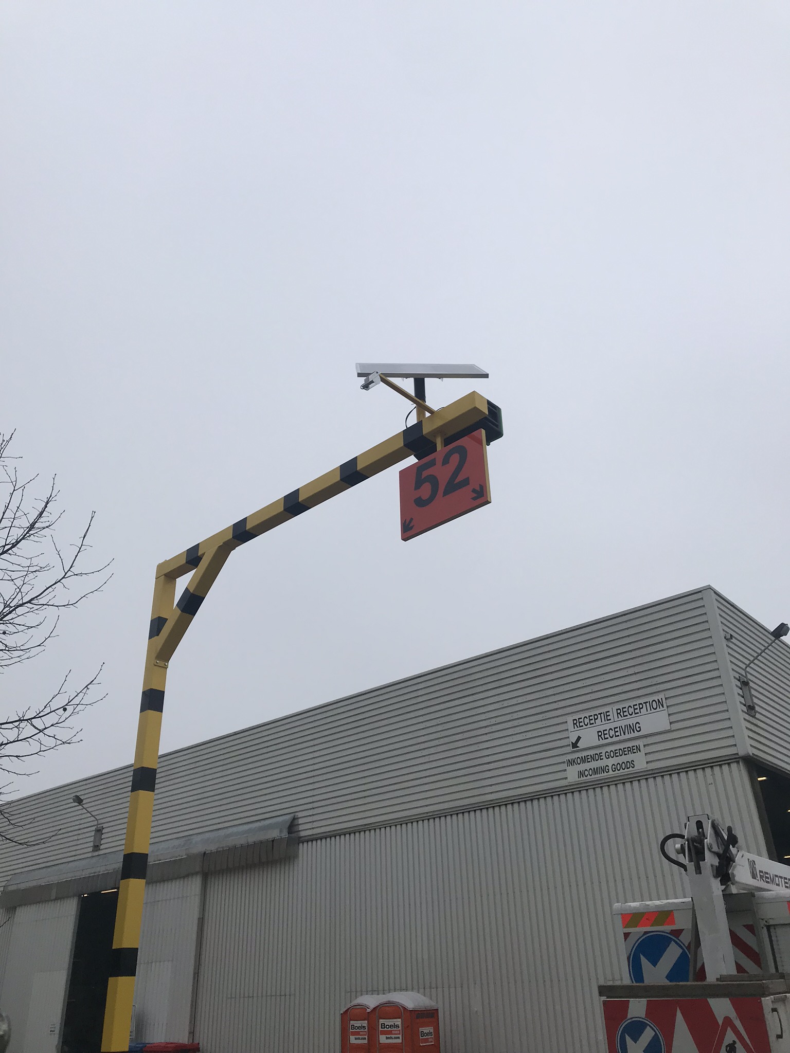 Structure limiteur de hauteur avec fixation au sol ou murale
