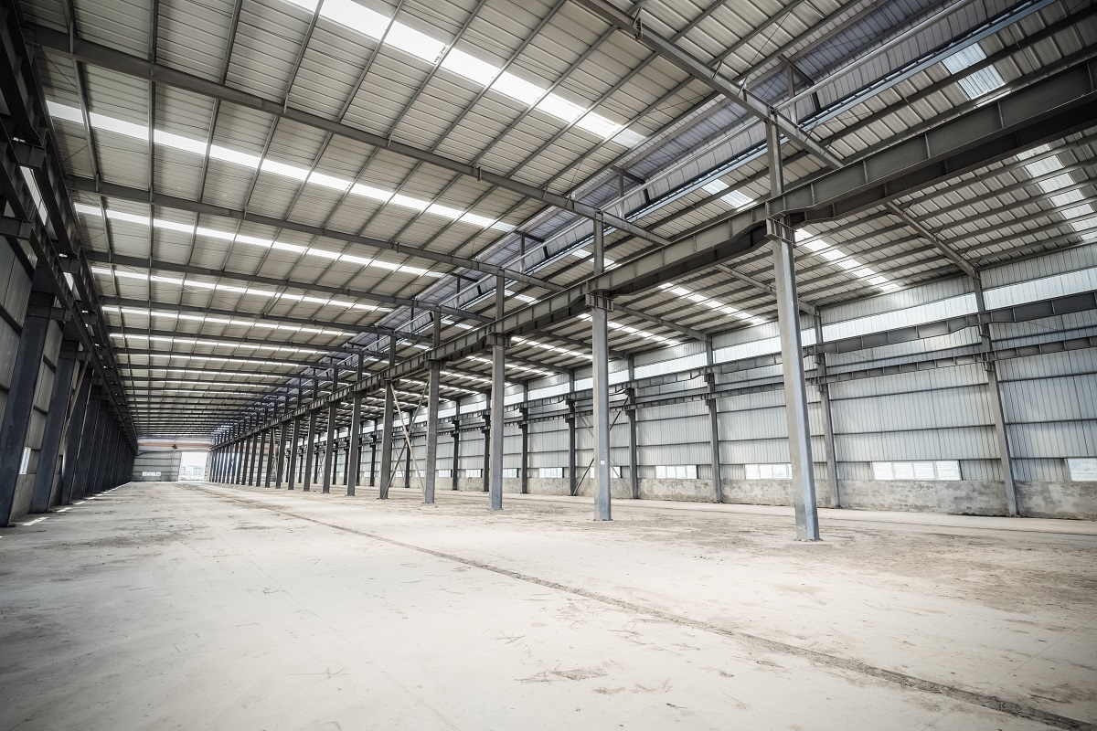 Hangar de stockage industriel à panneaux rigides, conçu pour offrir une bonne protection contre l'humidité et les conditions atmosphériques externes - CapGO_4
