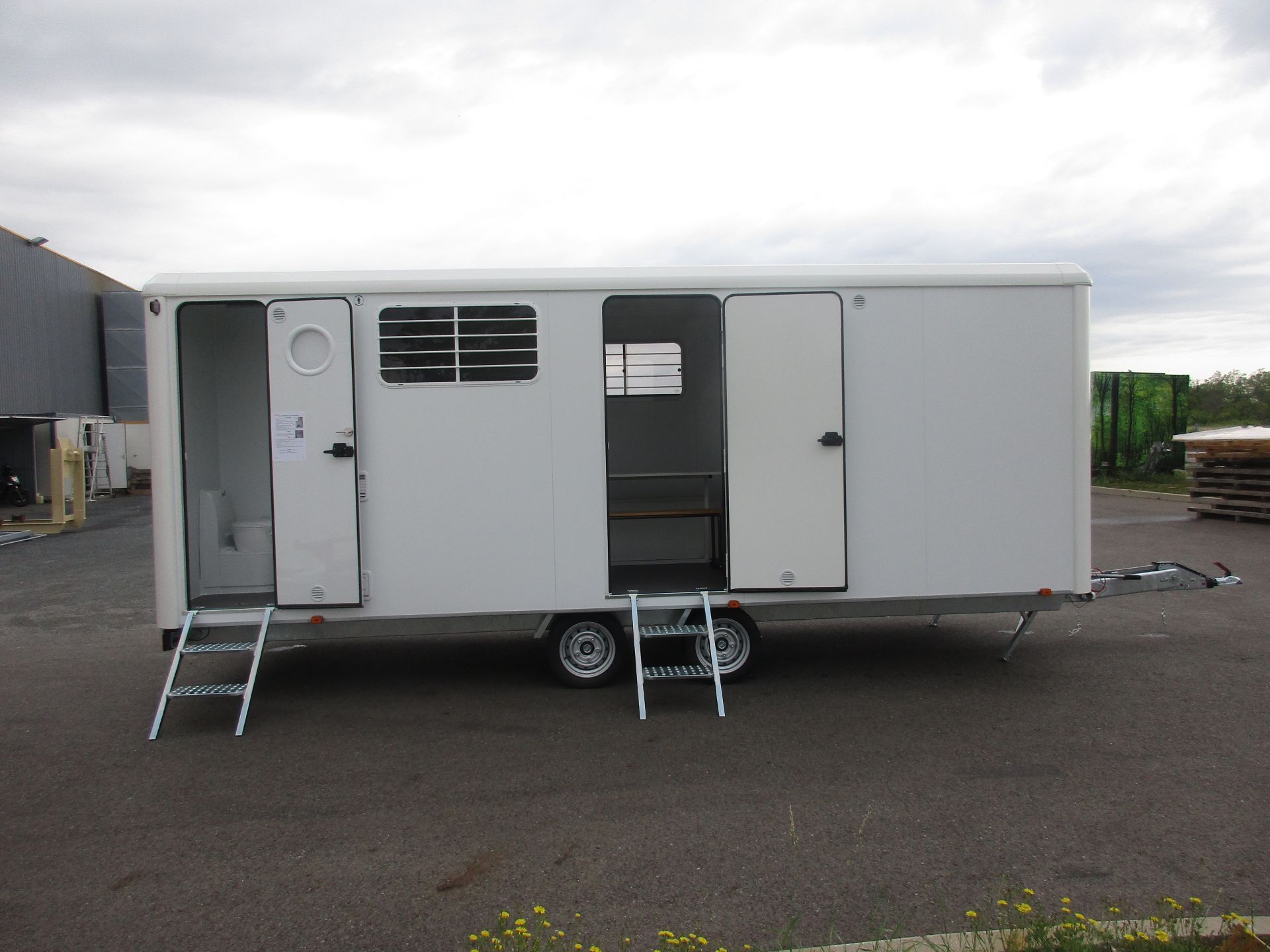 Réfectoire et bureau intégrés dans la base vie mobile