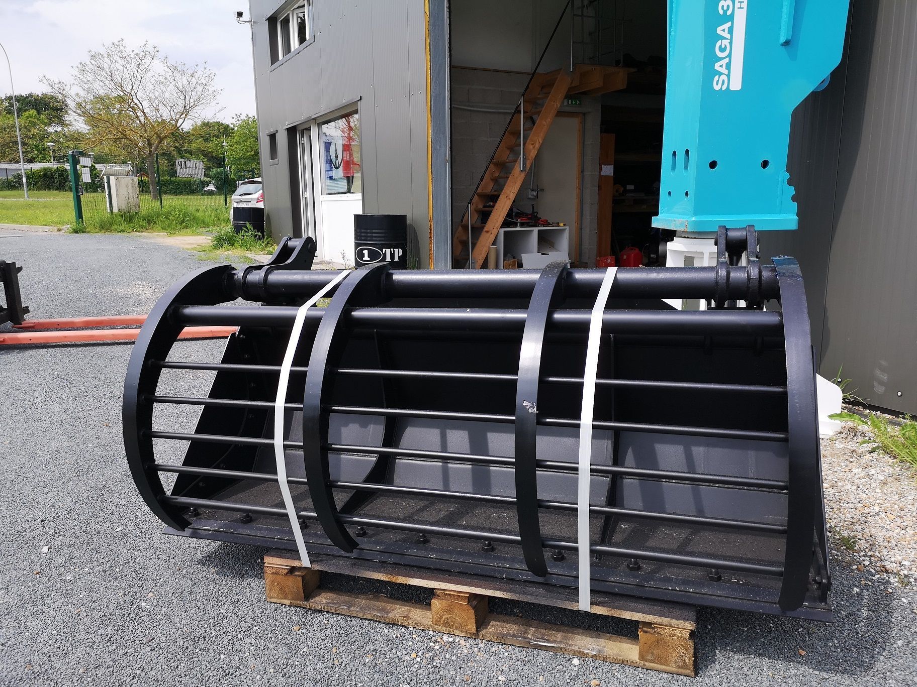 Matériel pour travaux TP : godet avec griffe de compactage