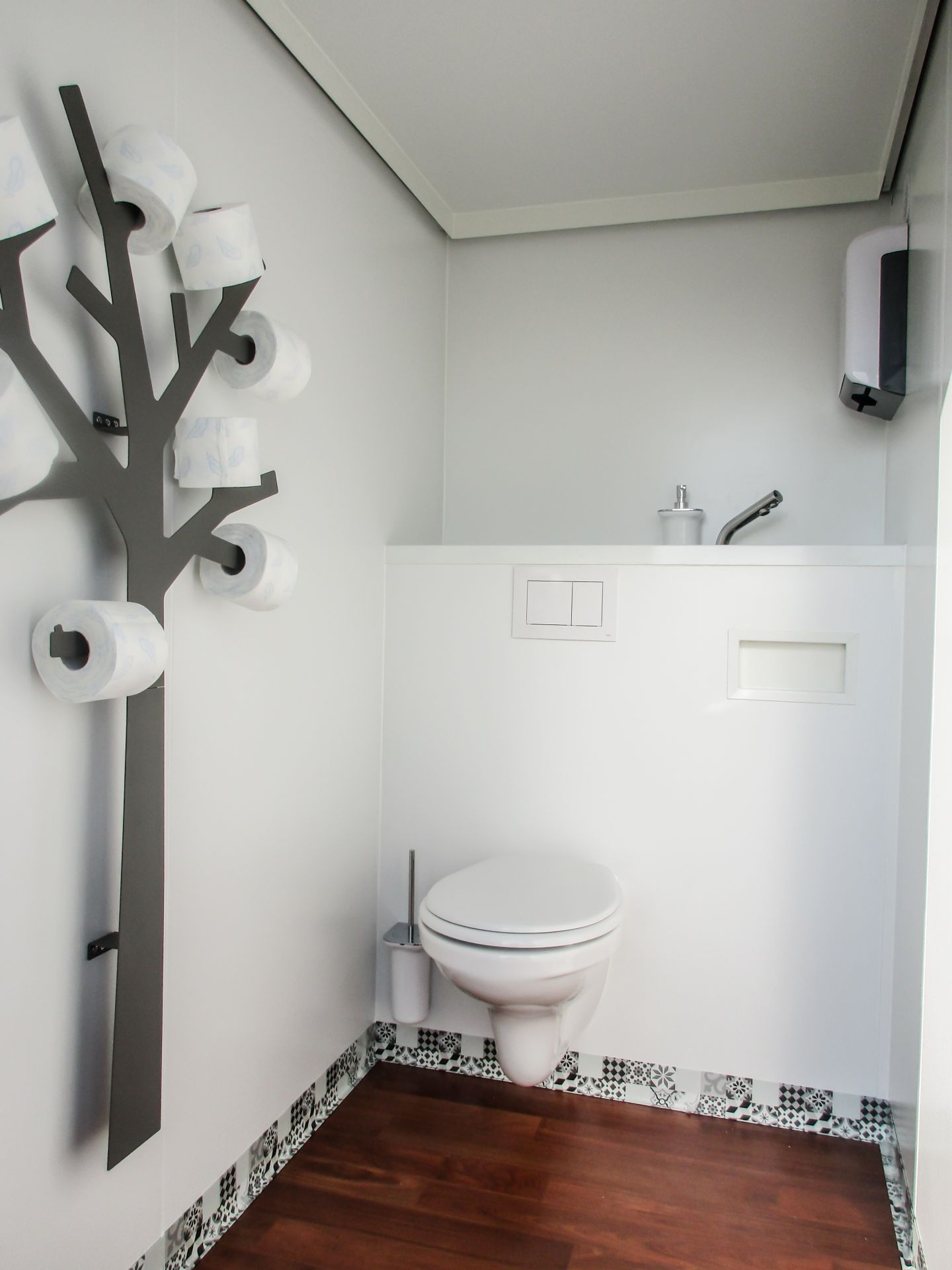 Remorque sanitaire équipée d'un sticker 'Homme'