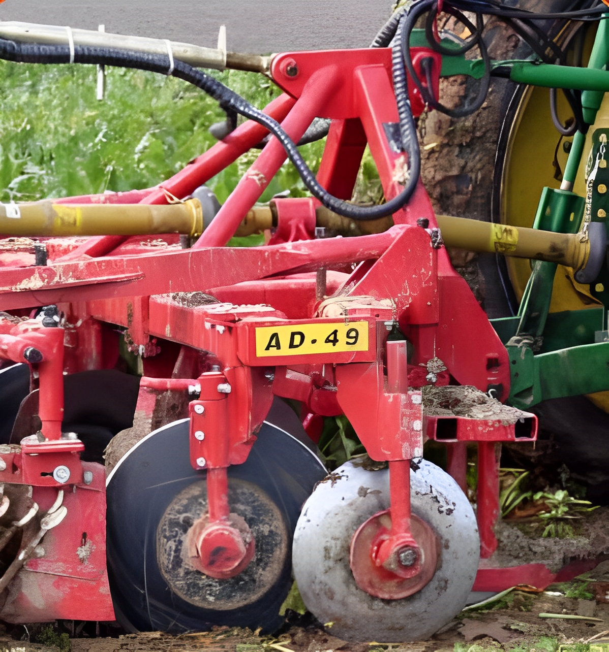 Équipement agricole avec roues nettoyeuses et turbines