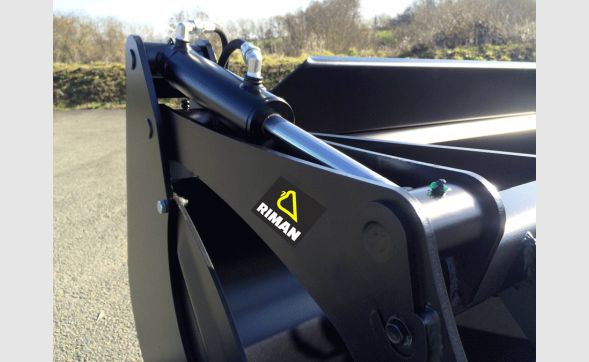 Ghct 600 et 700 TP - Godets multiservices Riman - Poids 360 à 750 kg - Structure renforcée et mâchoire monobloc_4