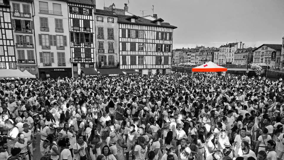 Abris médicaux mobiles - One Event - Tente de secours - Dimensions 4 x 8 m - Montage rapide - 100% personnalisable_4