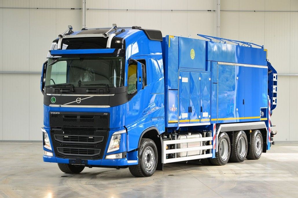 Support de tuyau POWER ARM sur le camion aspirateur Dinotriple