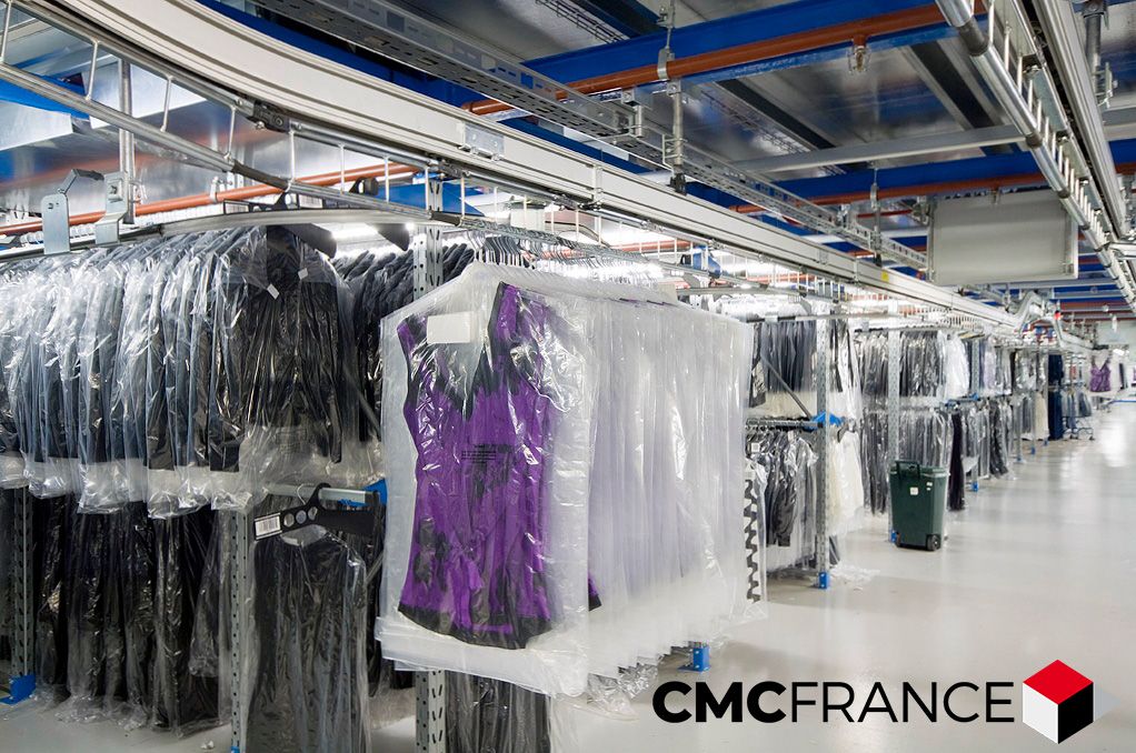 Convoyeur suspendu pour optimisation logistique textile