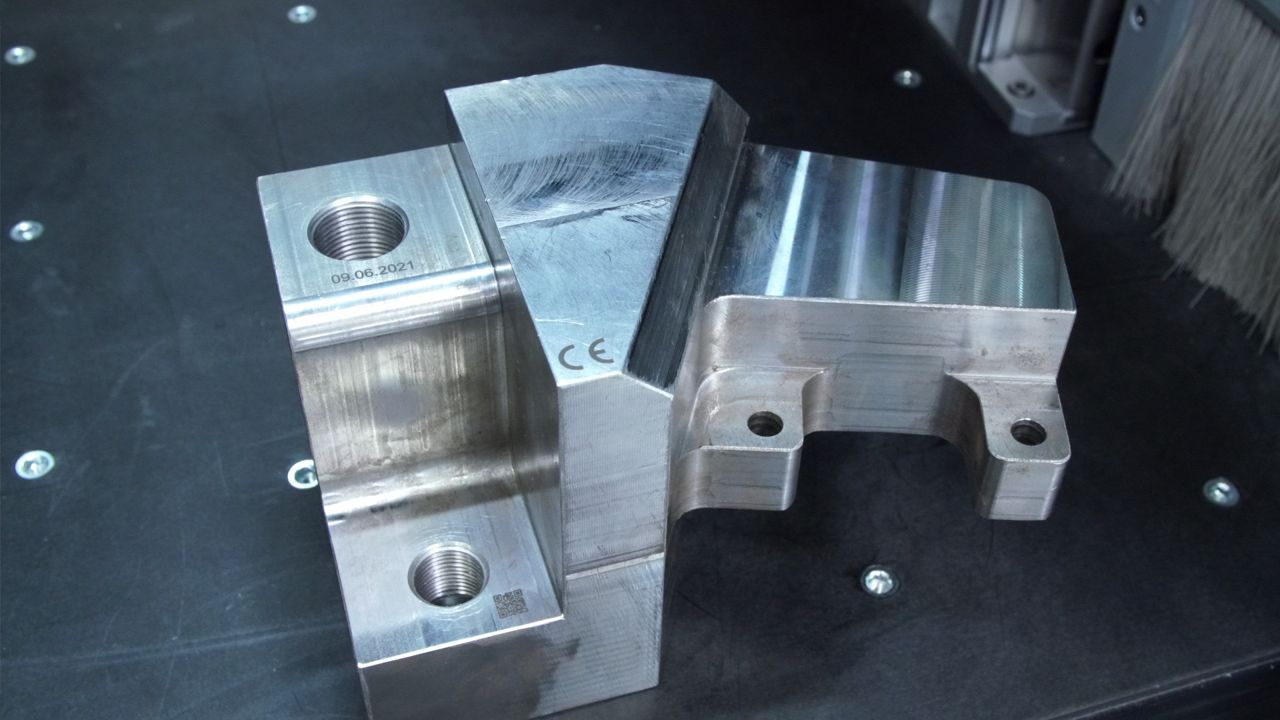 Station de marquage laser tout-en-un - caméra embarquée et logiciel intelligent avec base de données matériaux_4