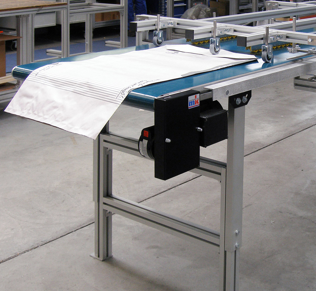 Convoyeur à bande robuste et polyvalent pour produits légers et moyennement lourds - GUF-P 2000 - MK Technology Group - personnalisable, robuste et flexible_4