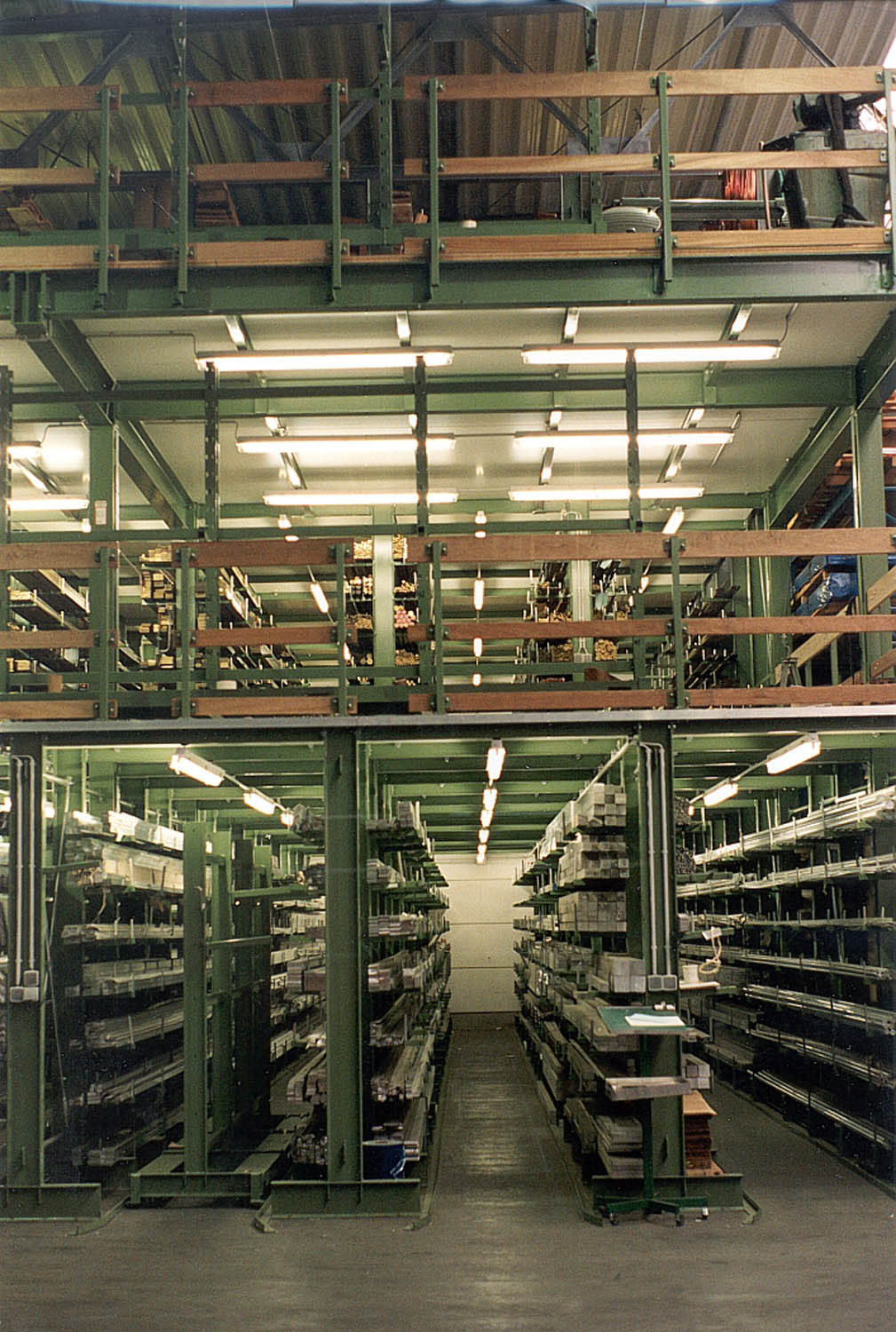 Mezzanine intermédiaire montée sur rayonnages cantilever