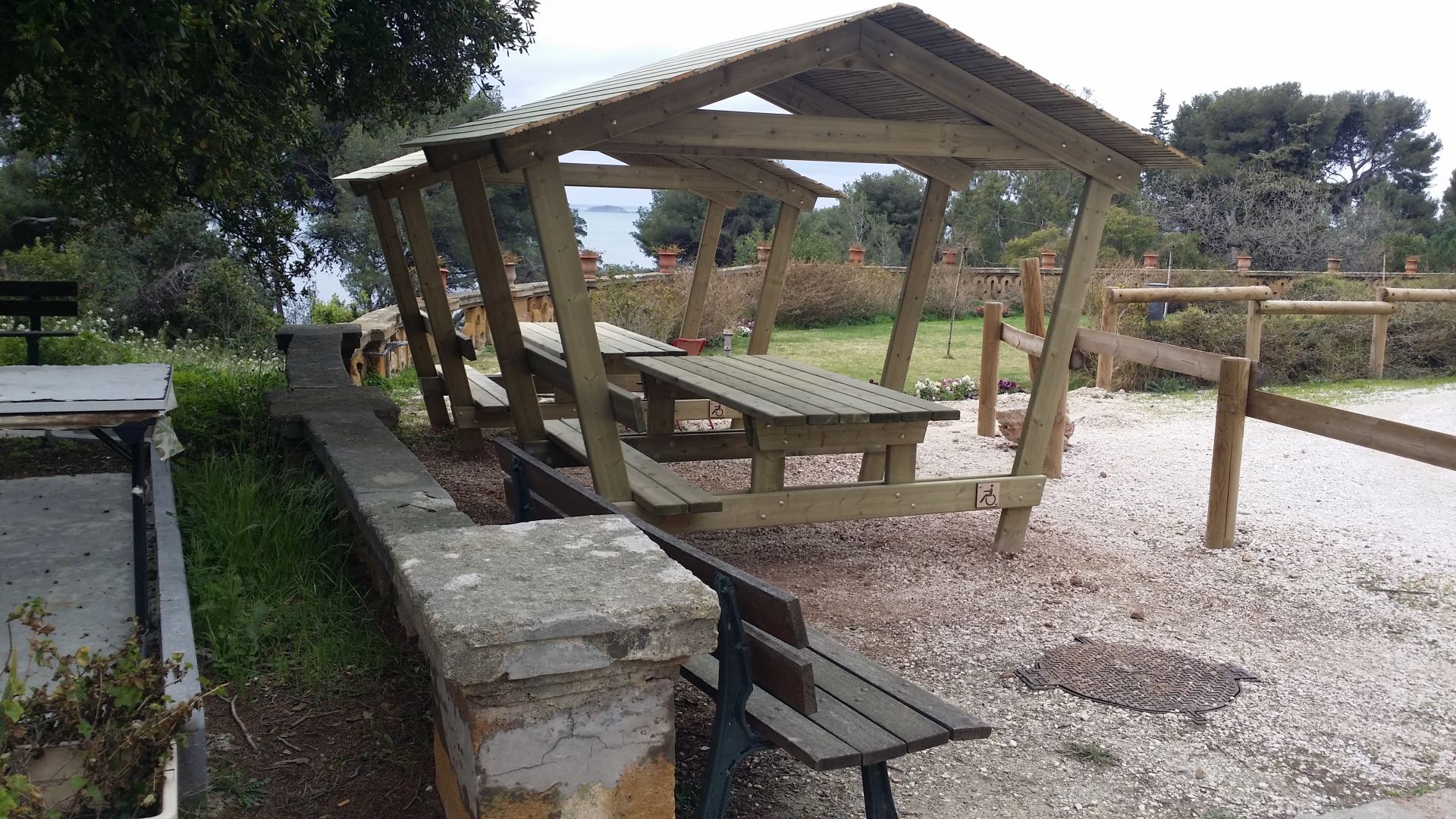 Table pique-nique en bois massif avec toit intégré