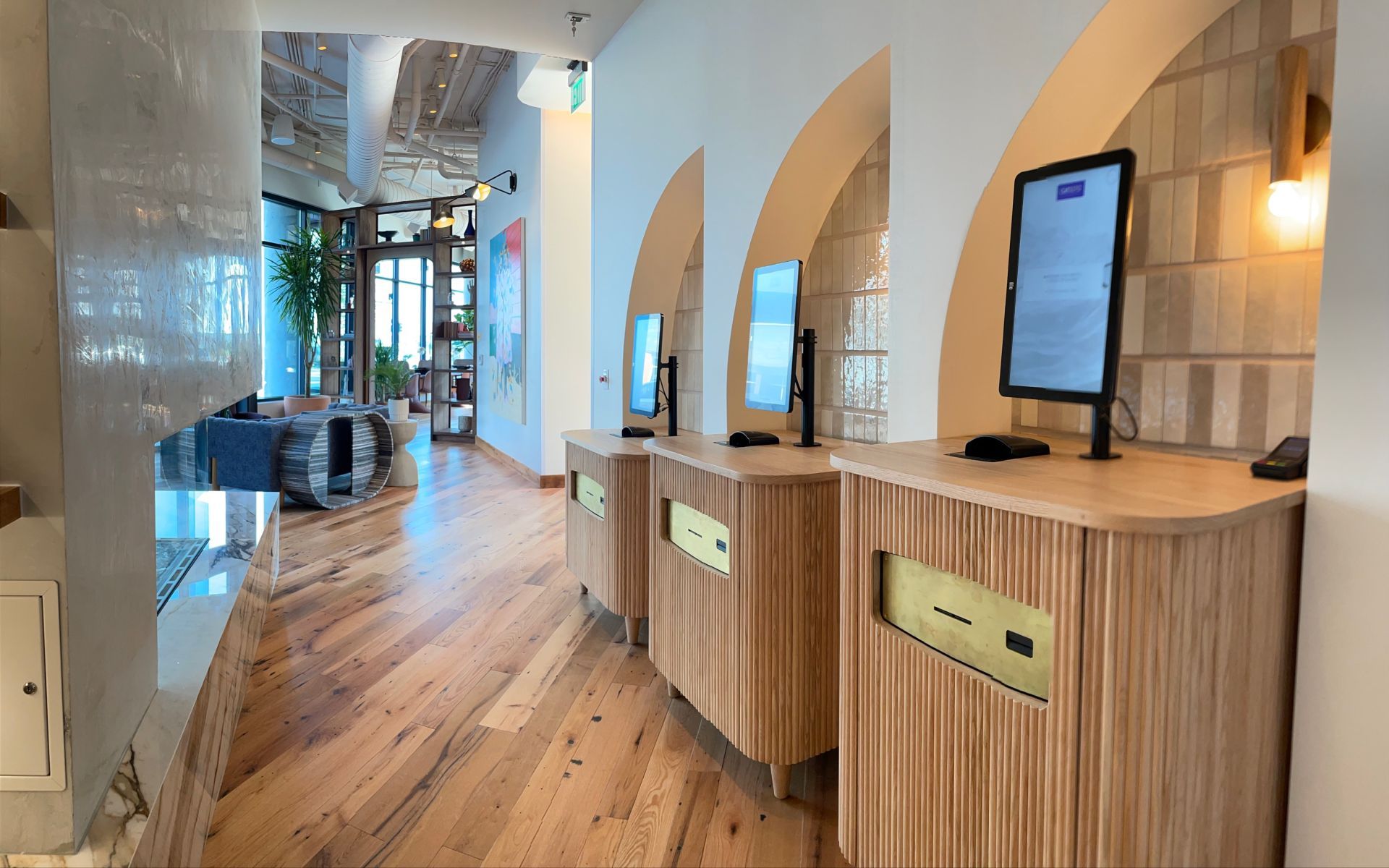 Borne intérieure encastrable d?enregistrement/check-in pour hôtel ? Libre-service et personnalisable_4