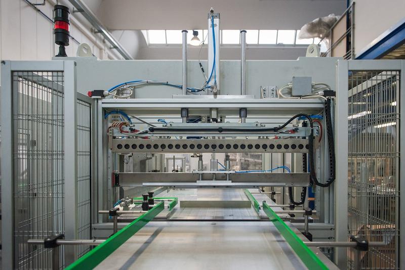 Ensacheuse semi-automatique pour flacons thermoplastiques jusqu'à 1200 mm de largeur et 1400 m de long_4