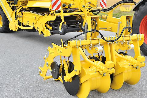 Arracheuse de pommes de terre avec tapis de nettoyage en douceur et efficace