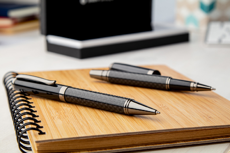 Parure stylo à bille et roller - corps motif carbone - livrée en boîte cadeau noire - André Philippe_4