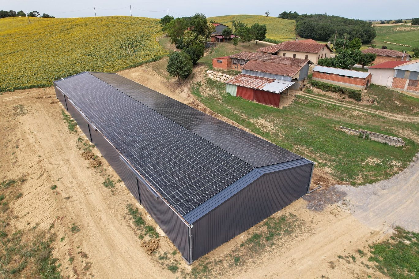 Hangar photovoltaïque symétrique - 1749 à 2385 m² - exposition Est-Ouest pour production solaire optimisée_4