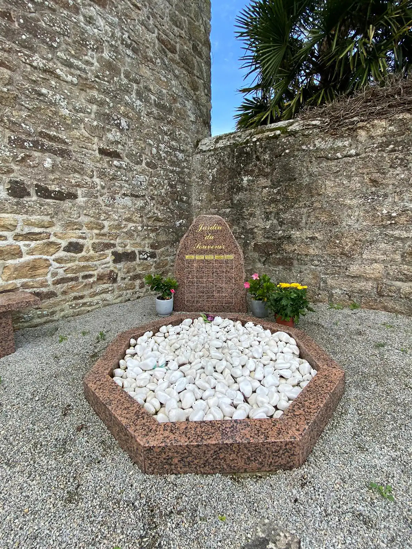Stèles personnalisées Jardins du souvenir - Mausolé / pyramide / rocher en granit massif_4