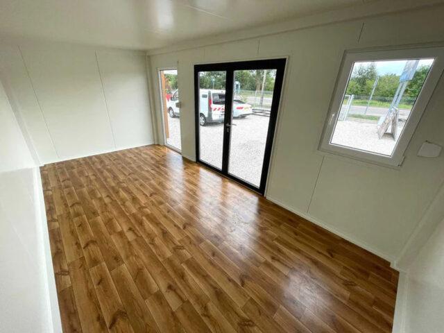 Conteneur de bureau premium de 6 m - élégant et fonctionnel avec design moderne et grandes fenêtres_4