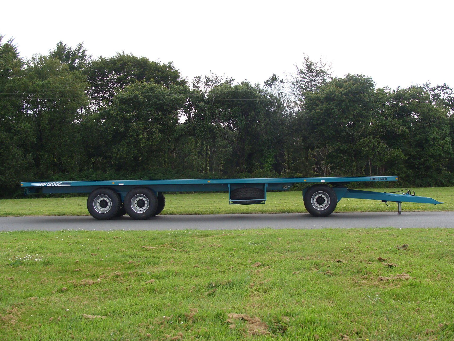 Remorque avec sellette avant et deux demi-tandems