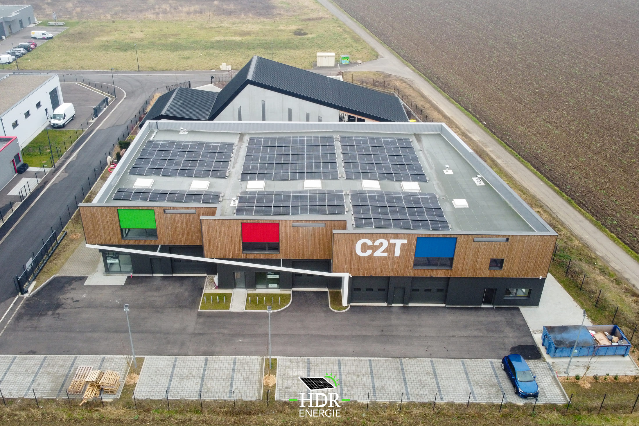 Bâtiment commercial photovoltaïque - 224 panneaux - 700m² - 99 kWc_4