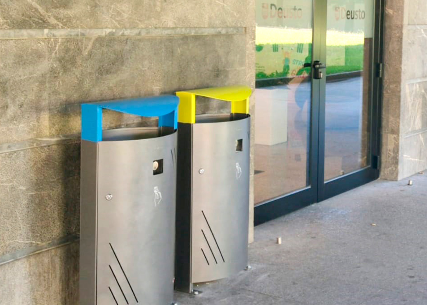 Poubelle publique Titan PA684 - acier zingué avec cendrier intégré et système de fixation_4