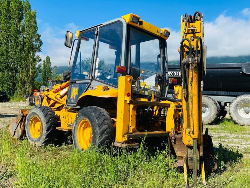 JCB 2CX avec dimensions 4,90m x 1,80m x 2,60m