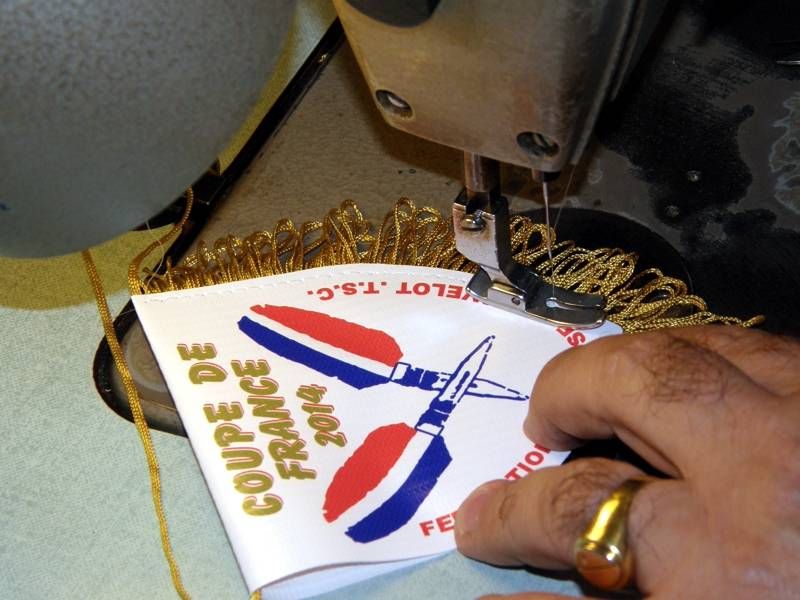 Fanion sur mesure en toile PVC avec franges et cordelette