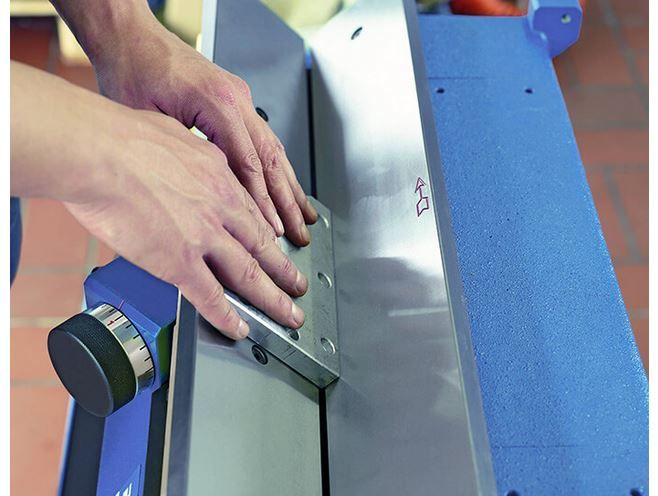 Ébavureuse avec prisme en V - ASO 850-K - Pour arêtes droites, petites et grandes pièces dès 2 mm - Chanfreinage jusqu’à 3 mm × 45°_4