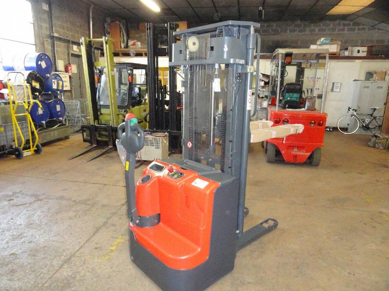 Gerbeur électrique d'occasion - 1000 kg à 2000 kg - Matériel révisé avec batterie neuve ou régénérée_4