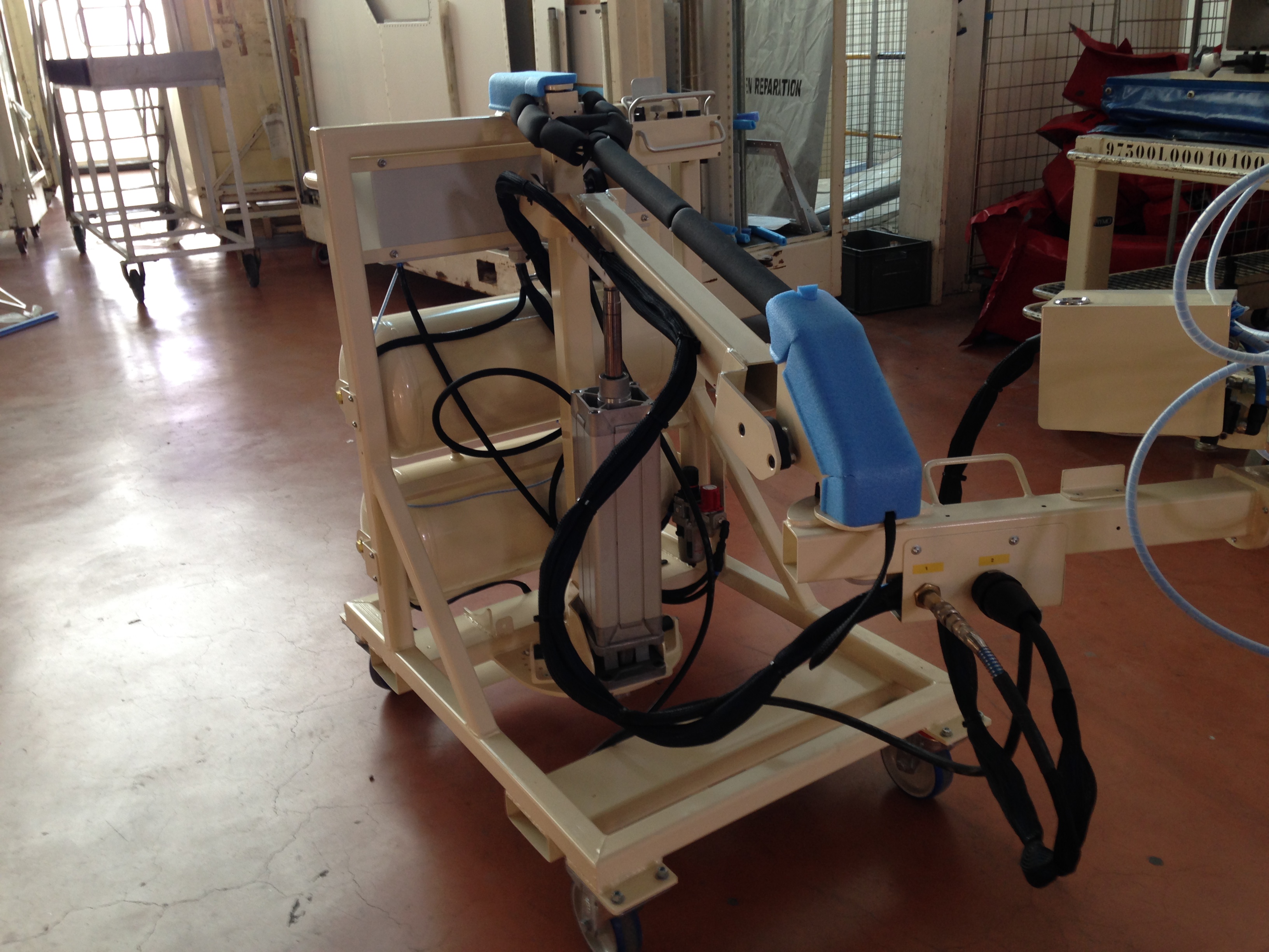 Bras manipulateur à equilibrage pneumatique sur chariot autonome_4