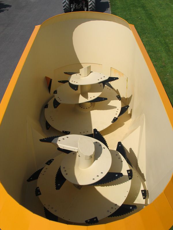 Mélangeuse à deux vis avec chassis indépendant et essieu simple