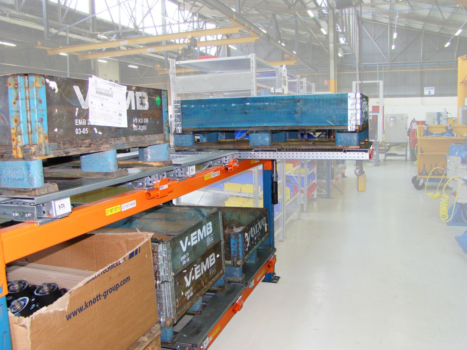 Système de tiroir à extraction pour rayonnages