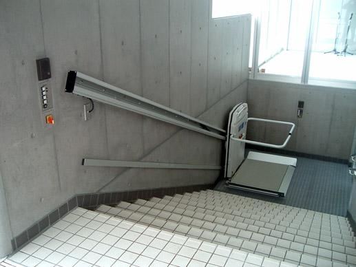 Plate-forme monte-escalier pour escalier droit - 200 kg ou 225/300 kg - télécommandée - conformité CE - HandiLift 7_4
