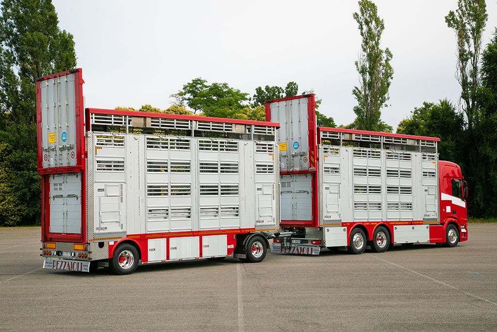 Remorque équipée de barrières de séparation en aluminium ou acier galvanisé