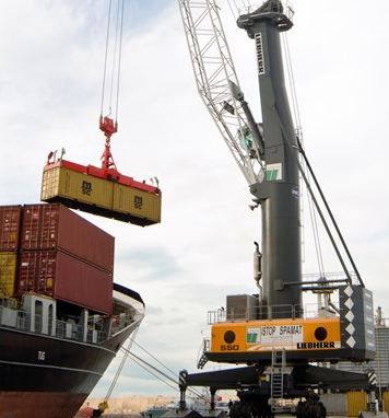 Grue mobile LHM 550 de Liebherr pour manutention en vrac