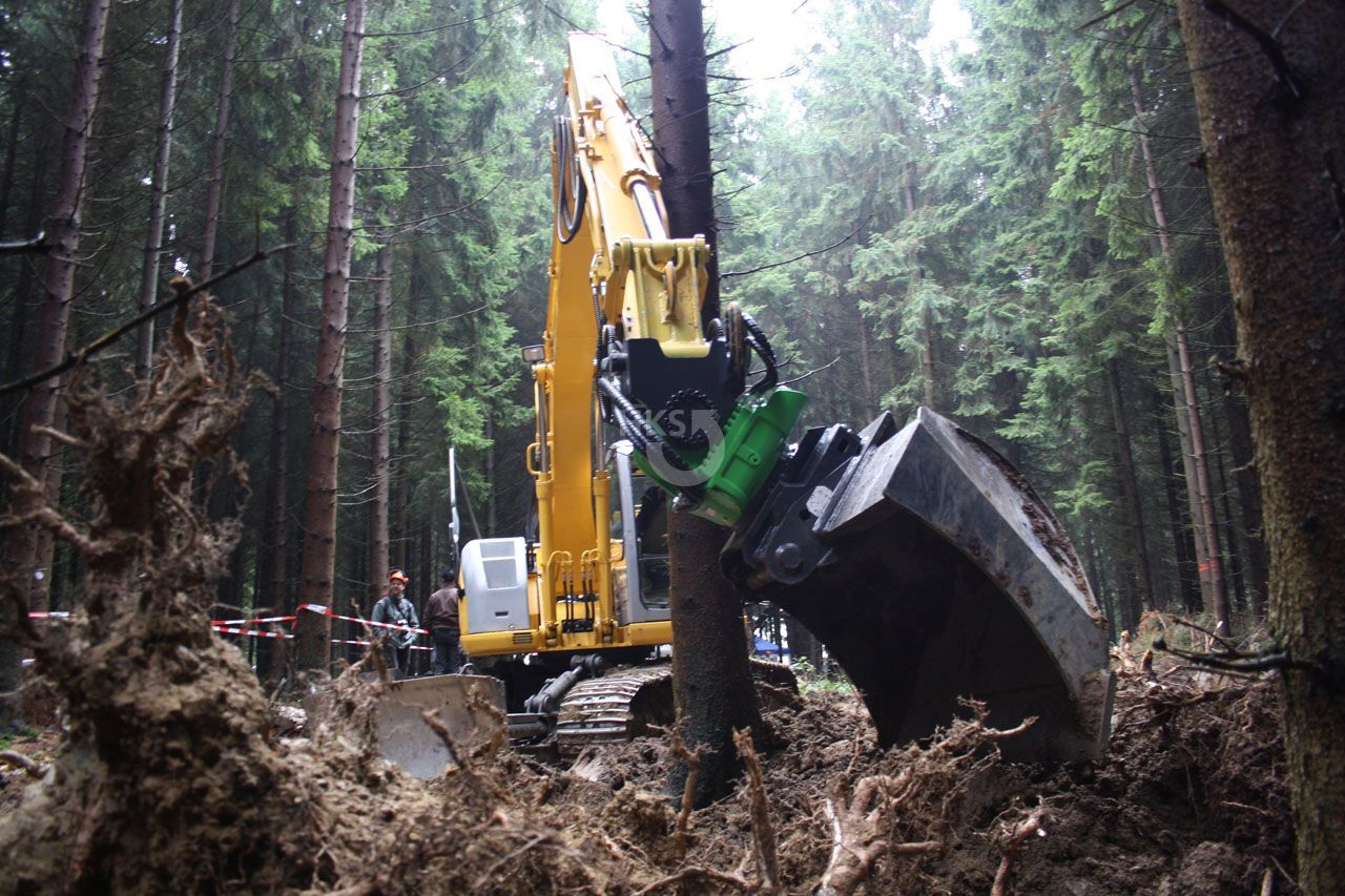 Tiltrotator compact et performant pour travaux en tranchée