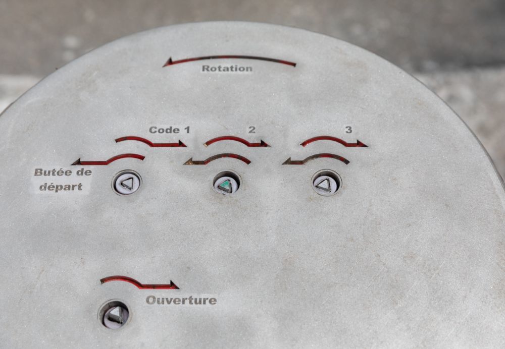 Borne anti-intrusion résistante aux impacts de véhicules de 2 tonnes