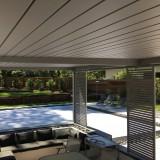 Pergola bioclimatique avec lames orientables et motorisation