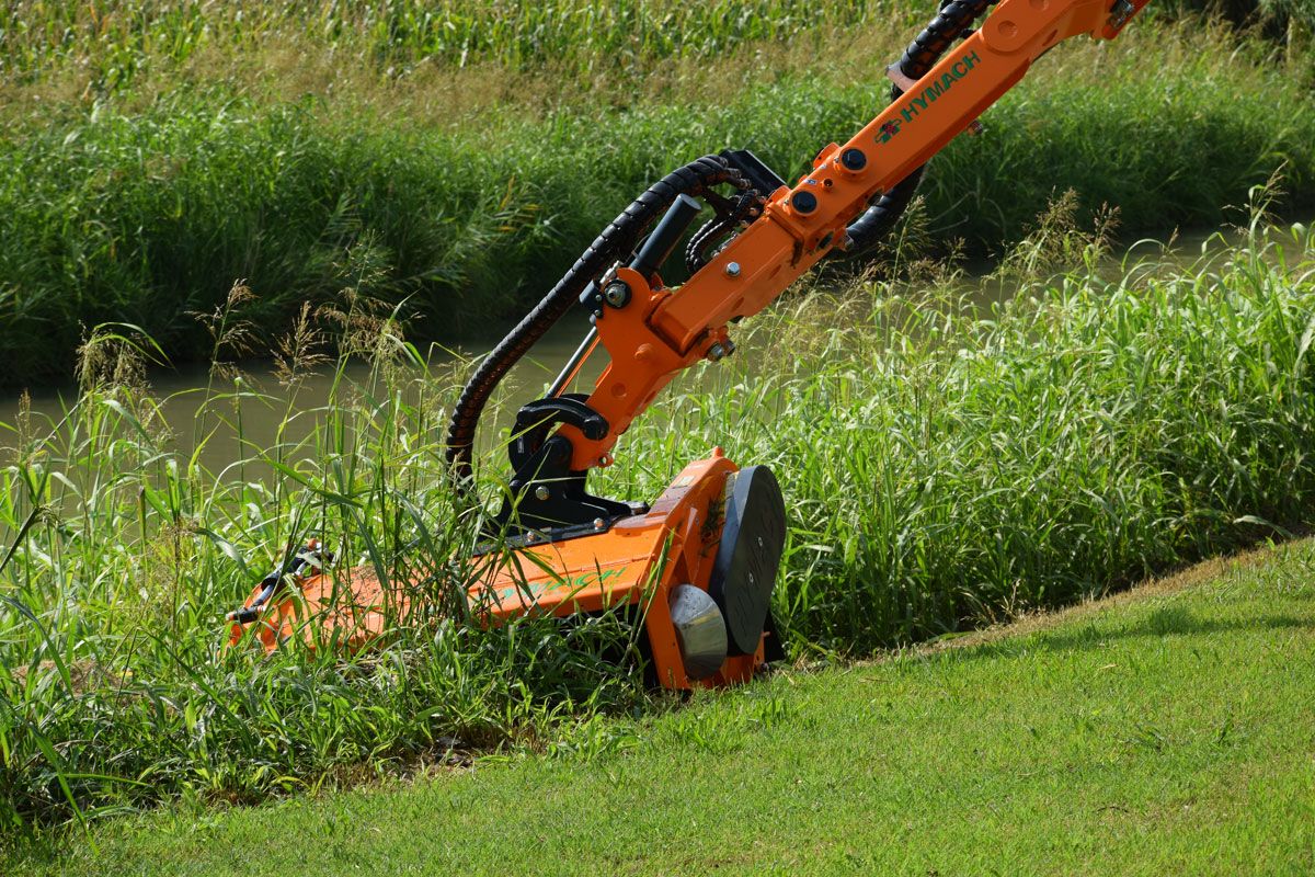 Outil d'entretien polyvalent pour tonte et épandage sur accotements