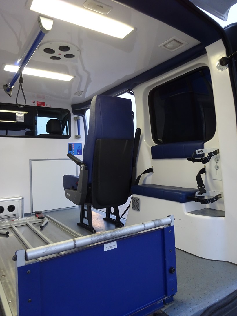 Vue arrière de l'ambulance Renault Trafic L1H1 198 000 km