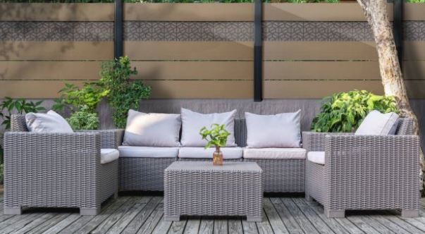 Clôture composite ajourée originale avec bandeau imprimé Aveiro - Résistante aux UV, entretien minimal, sur-mesure_4