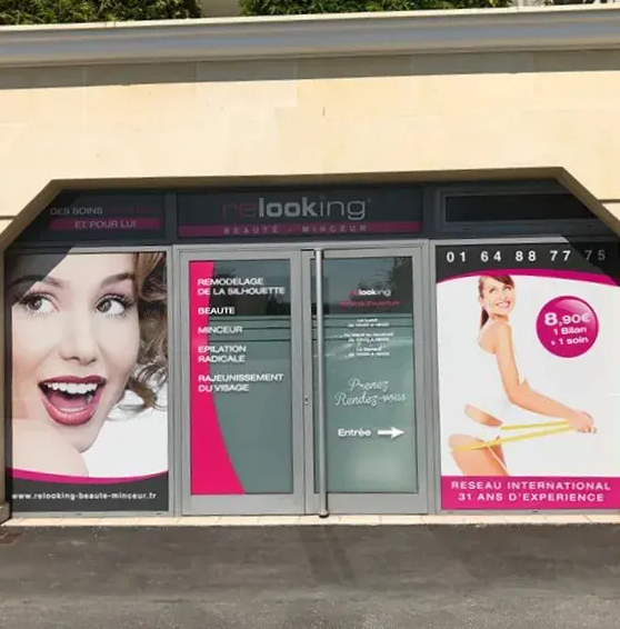 Impression grand format sur vitrine pour publiciser votre offre à large échelle - Art & Com_4