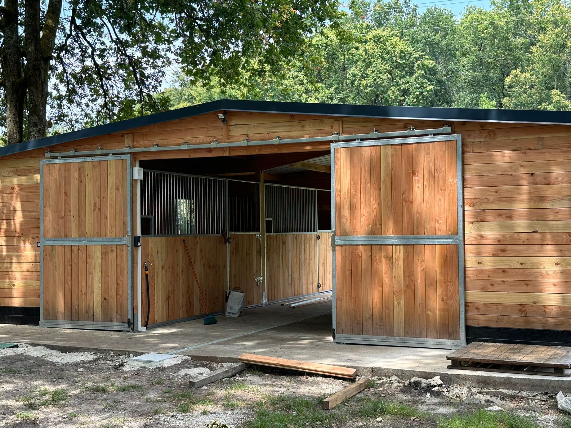 Barn en bois Douglas - LCI Cheval - Modularité et confort pour vos chevaux_4